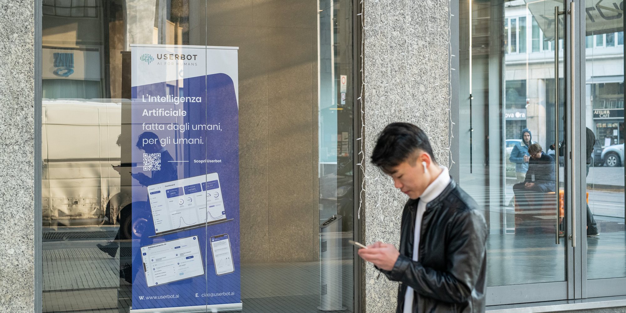 Roll-up Userbot in una via di Milano