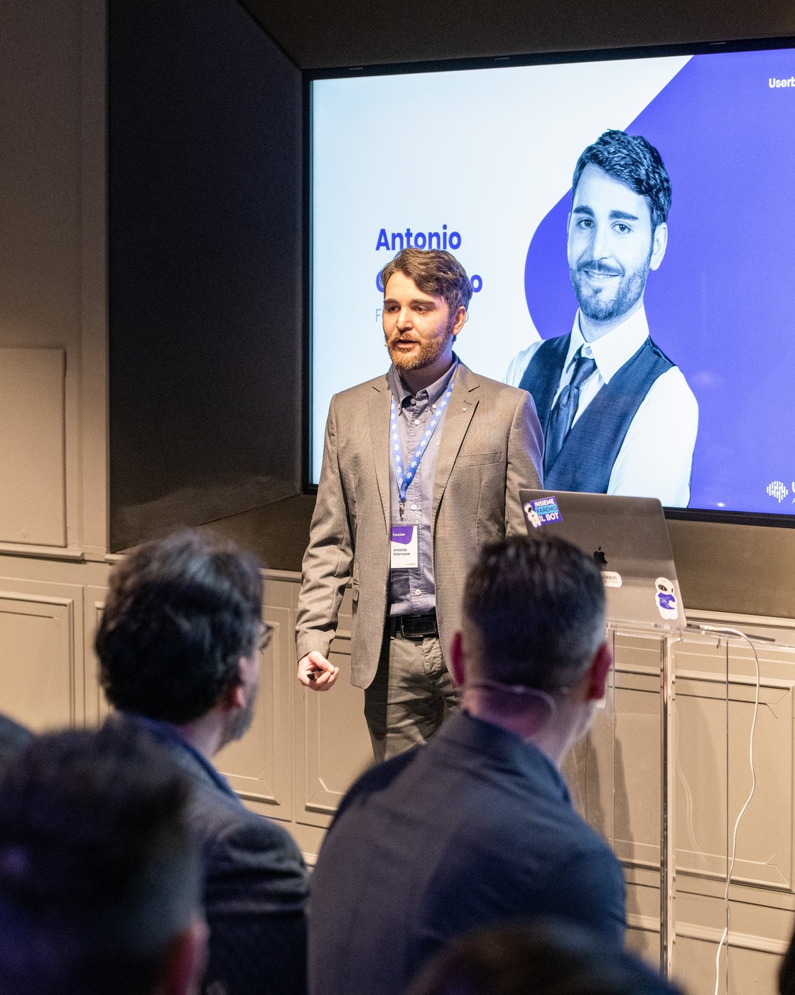Il team Userbot presenta i risultati a un evento